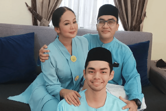 Jasmin gembira dapat menyambut raya bersama keluarga tercinta.